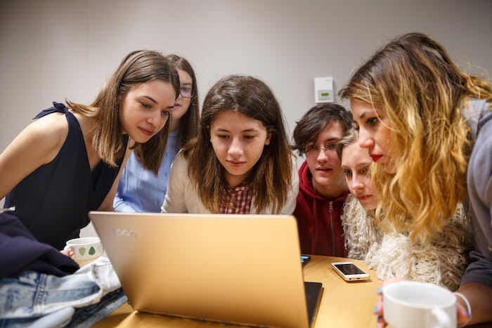 Elevi participând la un atelier de programare