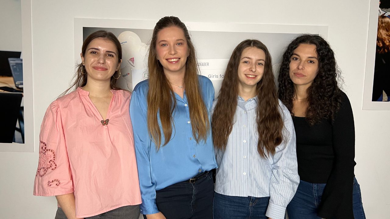 Fii smart online: ghid practic despre fake news și social media